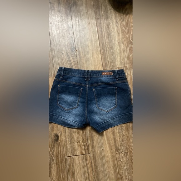 L.E.I Denim Shorts - Picture 2 of 3